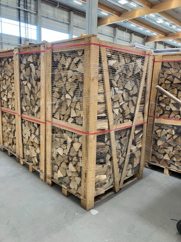 Palette Premium-Brennholz in Holzkiste, gespalten und gestapelt