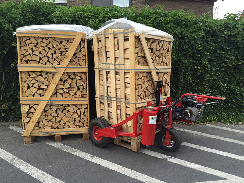Paletten Brennholz werden mit dem Hubwagen bewegt